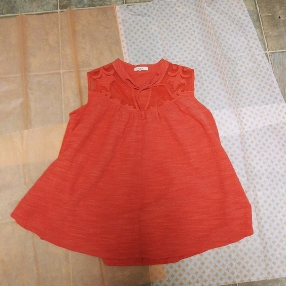 Easle Tops - Easel Sleeveless Top